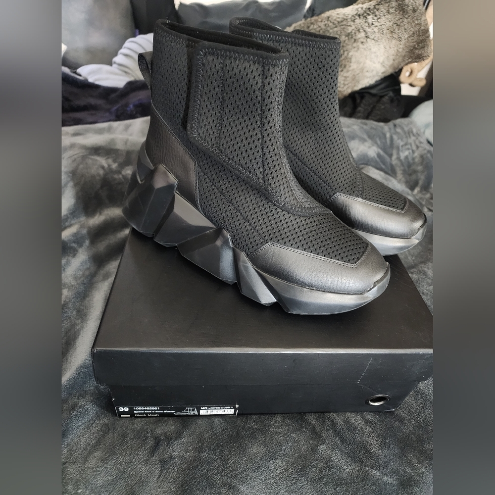 United Nude Space Kick